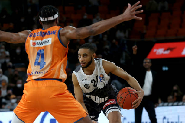 凭借犀利的 凭借犀利的