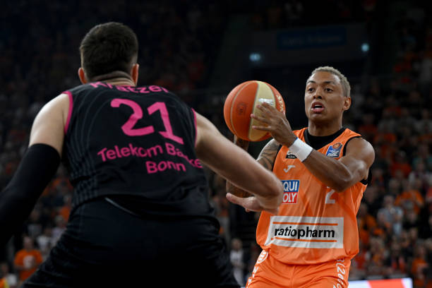 借其出色的 借其出色的